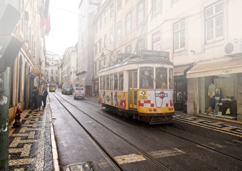 De beroemde gele tram die door de historische wijken van Lissabon rijdt