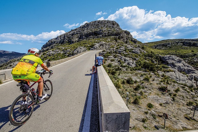Fietsers die fietsen op Mallorca tijdens hun fietsvakantie